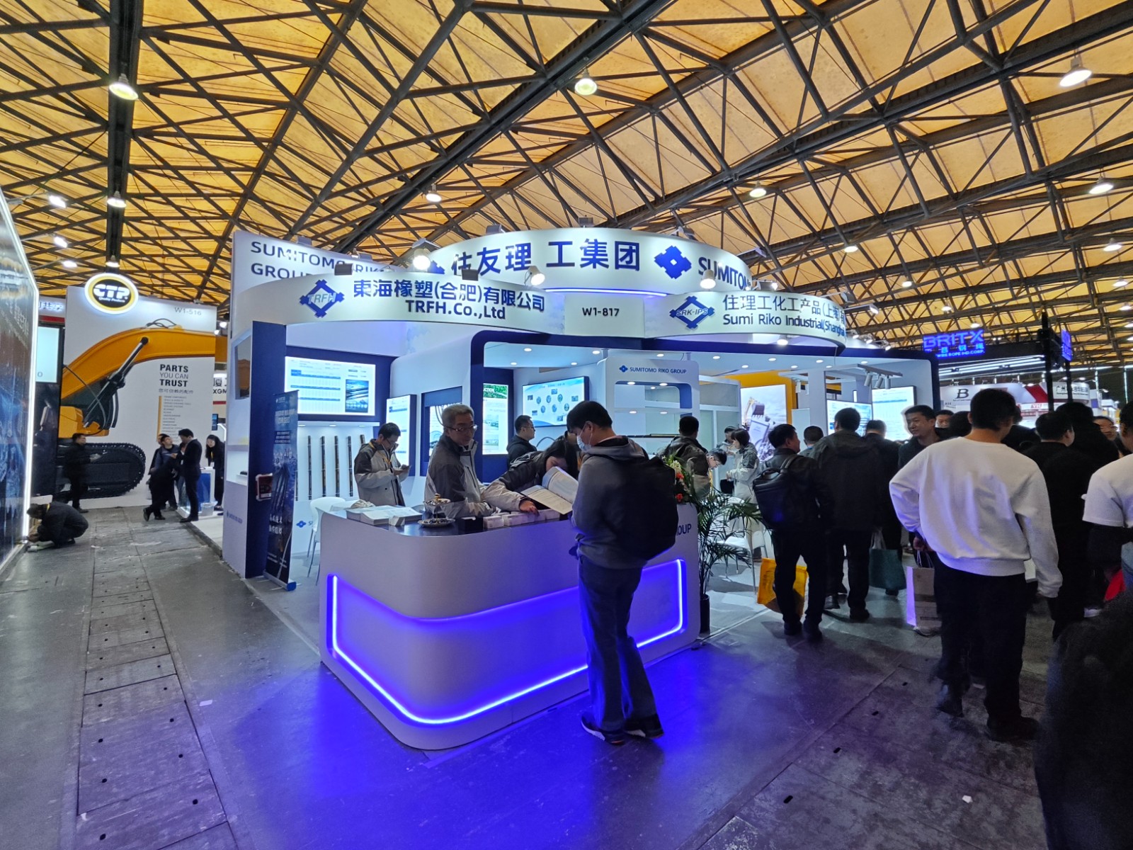 住友理工寶馬展臺設(shè)計搭建