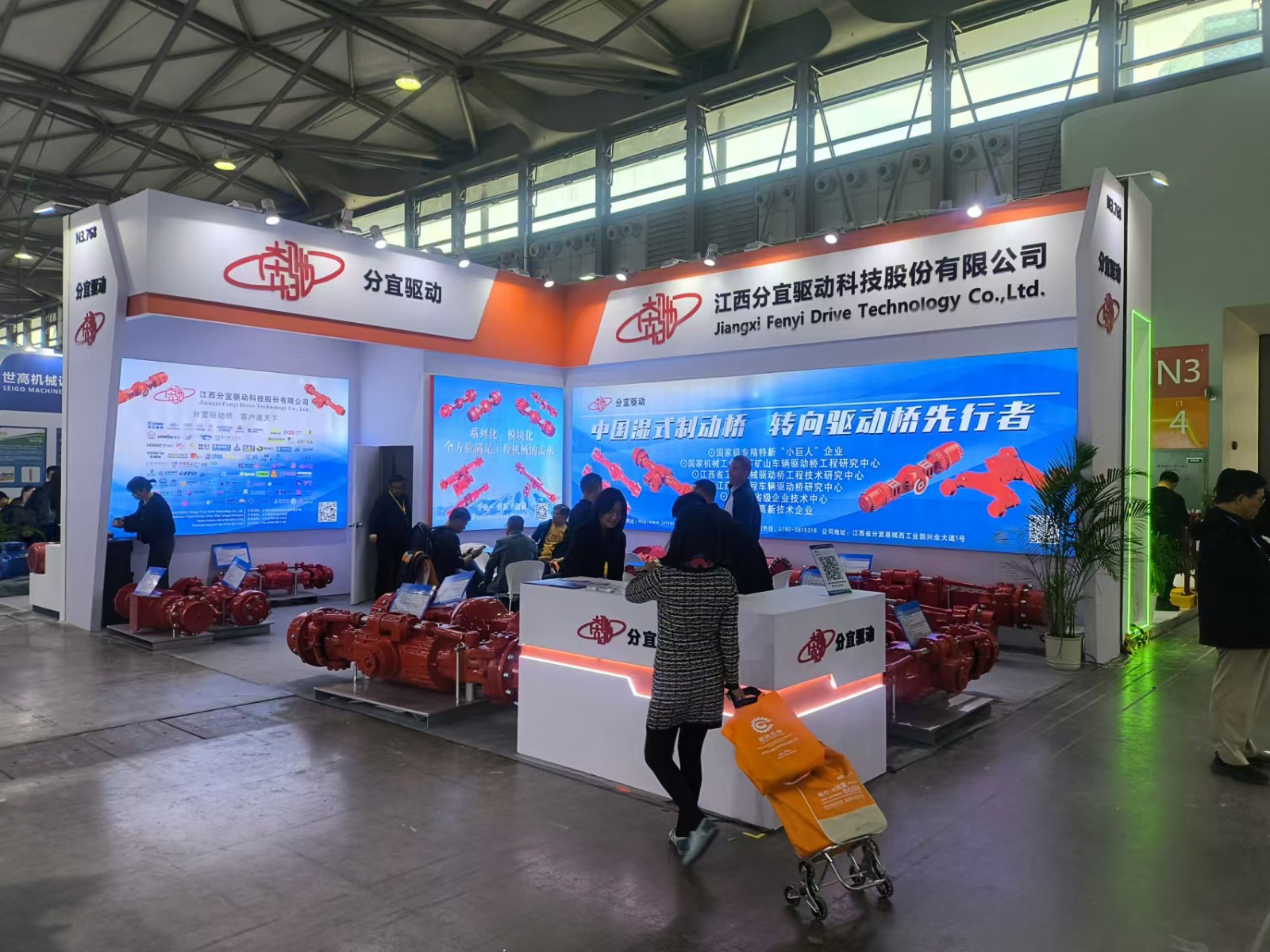 江西分宜寶馬展臺設(shè)計搭建